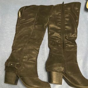 Excellent condition Fergie tall boots.